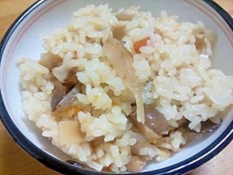 めんつゆで(＾＾)きのこや野菜たっぷり炊き込みご飯